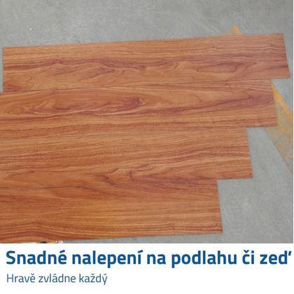 PVC samolepicí dřevěná podlaha